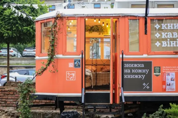 Львівський “Трамвайчик” пропонує рідкісні видання та книжки зі знижками