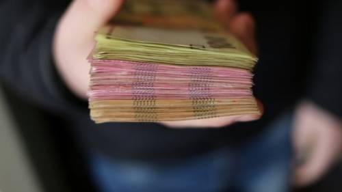 Більшість українців, близько 80%, визнають, що їхній заробіток не дозволяє їм жити повноцінно, згідно з даними опитування ЄБА.