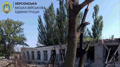 Російські війська скинули керовані авіабомби на Зеленівку, завдавши шкоди соціальній інфраструктурі, повідомляє Херсонська міська військова адміністрація.