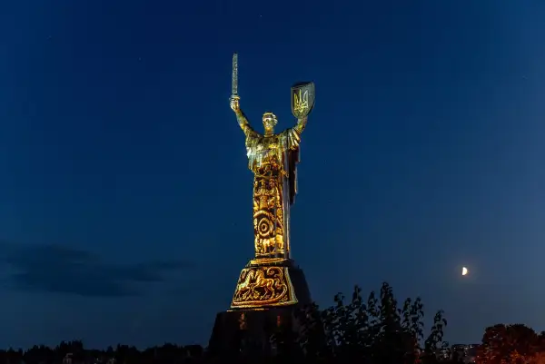 Батьківщина-Мати” засяяла у світлі перемоги: нова арт-інсталяція на честь Дня Незалежності