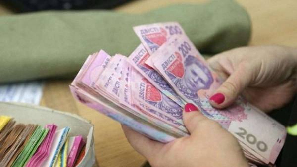 Зарплати українців у липні впали до 32,2 тисячі гривень