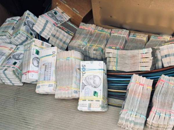 БЕБ затримало авто з готівкою: викрито масштабний конвертцентр у Києві