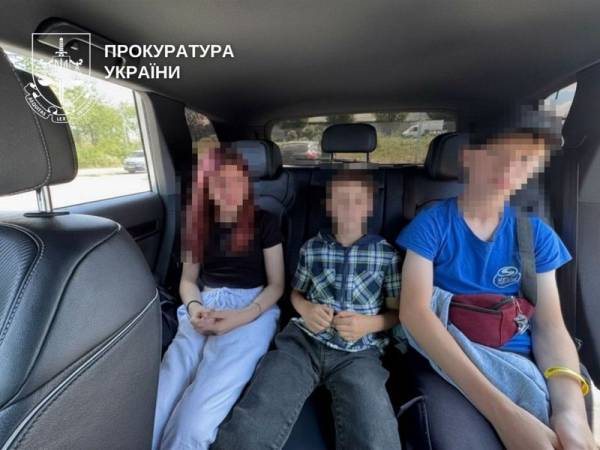 Рівнянка продала трьох дітей за 30 тисяч для жебрацтва: жінці загрожує суд за торгівлю людьми та наркотики