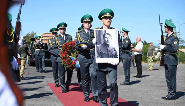 Релігійний чин та громадянська панахида: прах Євгена Коновальця повернувся в Україну