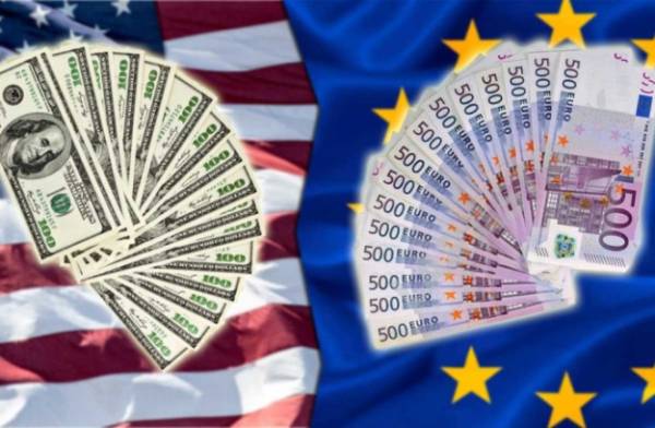 Українці шостий місяць поспіль надають перевагу євро над доларом