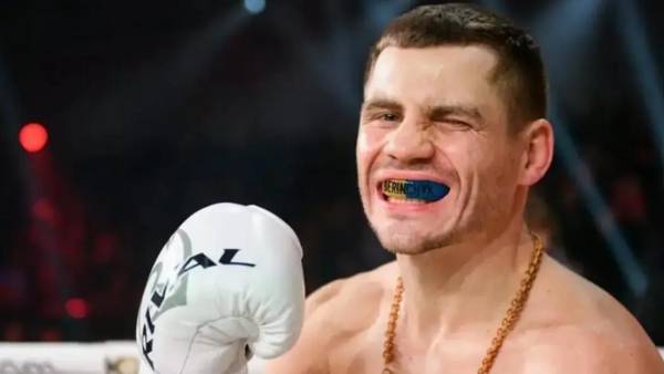 Берінчик готується до бою з Ноуксом під наставництвом екстренера Усика та іншого відомого фахівця
