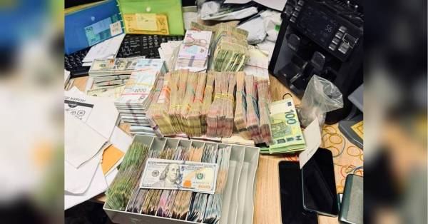 БЕБ виявило конвертцентр, затримавши авто з готівкою у центрі Києва
