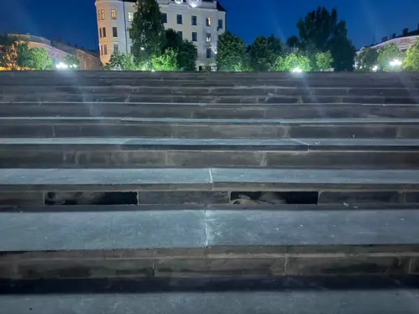 Чернівецькі сходи прикрасили фрагменти надгробків із зображеннями померлих