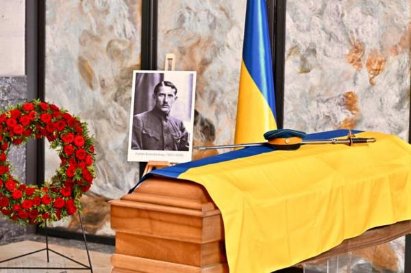 Останки Євгена Коновальця перепоховають в Україні: ексгумація в Нідерландах