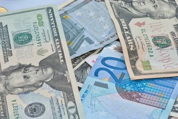 Курси долара та євро в столичних обмінниках: де сьогодні вигідно продати валюту