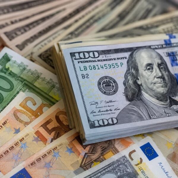 Курс валют: скільки коштують долар та євро в банках та обмінниках 17 вересня