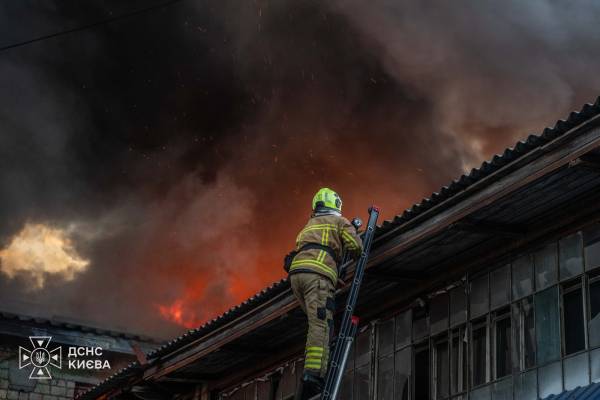Пожежу на Подолі, спричинену російською атакою, ліквідували рятувальники