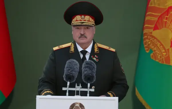 Лукашенко приймає парад у Мінську (вечір 9 травня 2025 року)