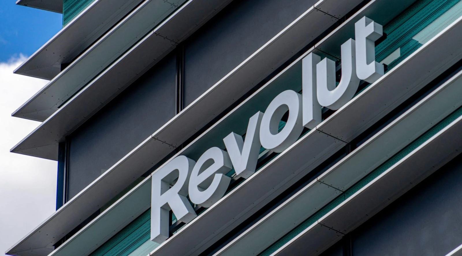 Revolut подав заявку на банківську ліцензію у Швейцарії в межах глобального розширення фінтех-компанії.