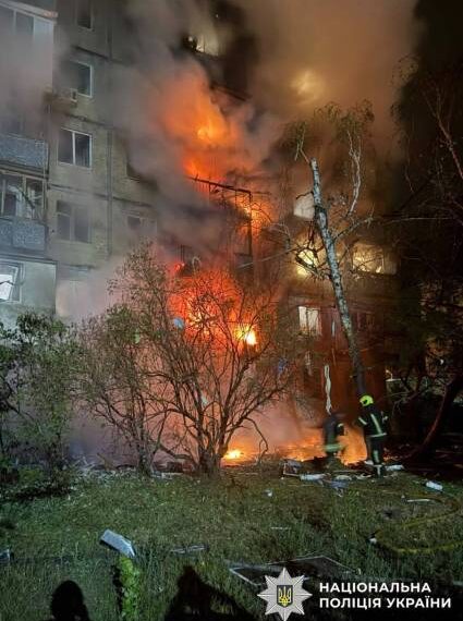 Восьмеро поранених: росіяни поцілили у київську багатоповерхівку