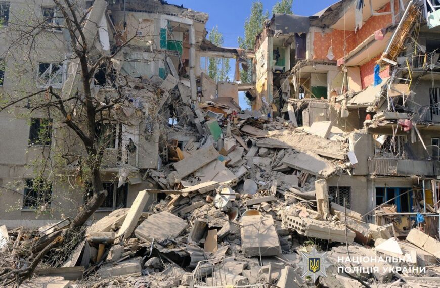 Російська атака на Краматорськ: під завалами багатоповерхівки опинилися люди
