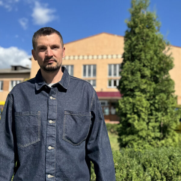 Sysuev презентував сингл про перше кохання «Осінь між нами» за участі дружини