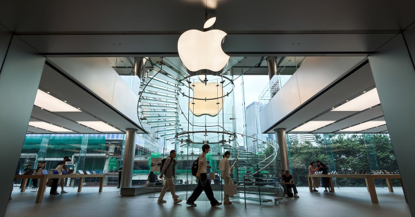 Джон Тернус очолить наступ Apple у гонці ШІ