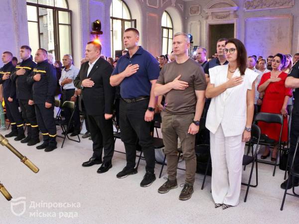 Дніпро — це люди, що працюють на благо всієї громади і дають їй надію на майбутнє. У День міста Філатов вручив дніпрянам різних професій почесні нагороди - 13.09.2026