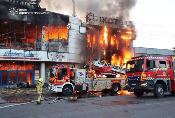 Три людини постраждали від атаки росіян на ТРЦ у Дніпрі