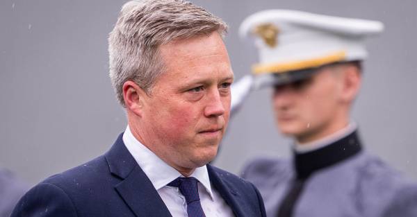 Керівник Армії США подає у відставку на тлі конфлікту з Пентагоном