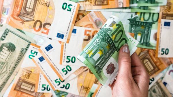 Курс валют: де найвигідніше обміняти долари та євро в Києві