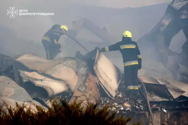 Рятувальники ліквідували пожежу на складах у Дніпрі після удару ворога