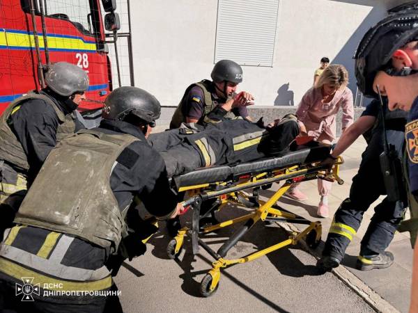 На Дніпропетровщині двоє рятувальників постраждали від повторного російського обстрілу