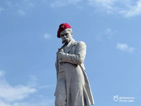 Дніпро святкує День міста: рекордний берет Шевченка та тисячі «Тарілок щастя»