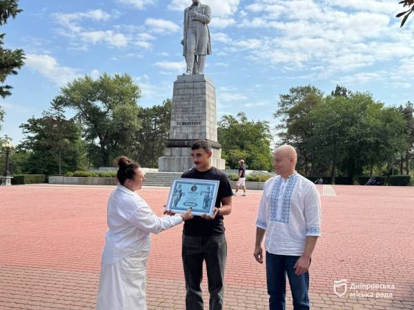 Найбільший маруновий берет для Шевченка та тисячі «Тарілок щастя»: як Дніпро відзначає День міста - 12.09.2026