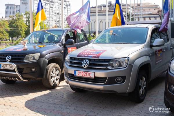 Пікапи для фронту та автопробіг: Дніпро підтримав 7-й корпус ДШВ до Дня міста
