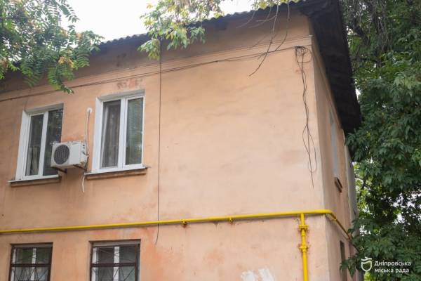 Після ворожих атак у Дніпрі ремонтують не лише покрівлі та фасади домів, а й внутрішньобудинкові мережі, які теж страждають - 22.09.2026
