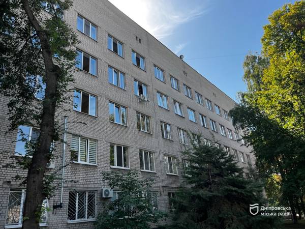 Дніпро відновив понад 460 вікон у лікарнях коштом міжнародних партнерів