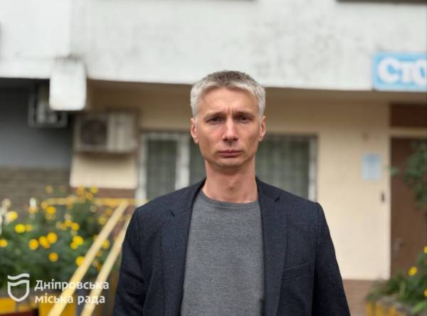 Представник міської влади біля нововстановленої конструкції