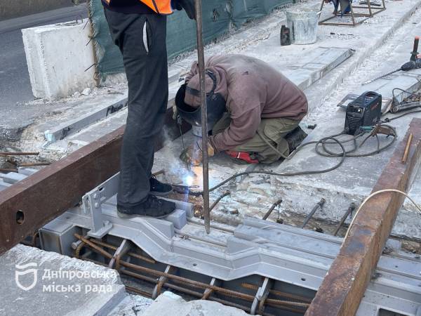 Ремонт трамвайної колії на Старому мосту у Дніпрі