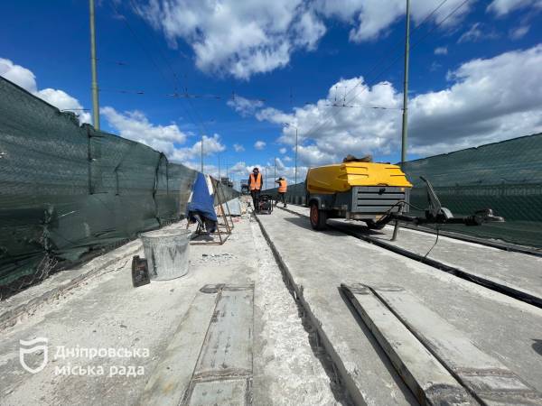 Ремонт трамвайної колії на Старому мосту у Дніпрі