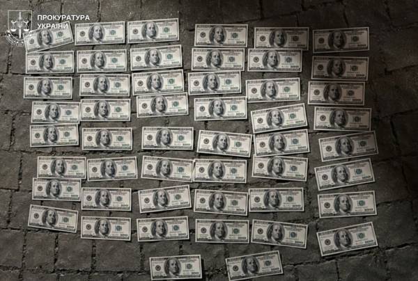 Дніпрянин намагався заробити $5 тисяч на незаконному виїзді за кордон