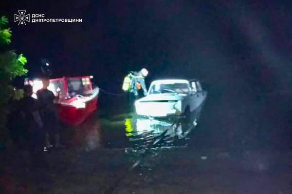 Легковик скотився в річку: водій загинув у Дніпрі