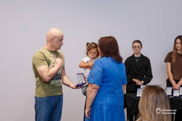 У Дніпрі родинам загиблих захисників вручили 22 пам’ятні медалі «Захисник Вітчизни»