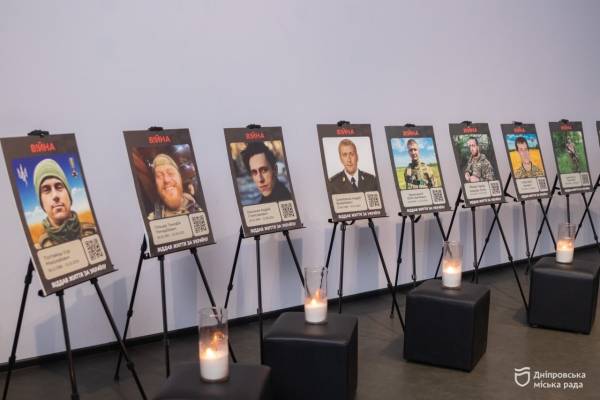 21 родина загиблих захисників у Дніпрі отримала посмертні медалі «Захиснику Вітчизни»