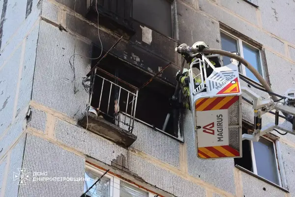 Пожежна техніка біля гуртожитку