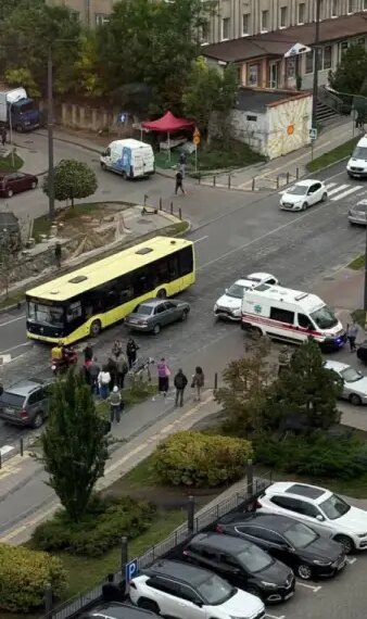 Львів: дівчина в навушниках потрапила під колеса авто
