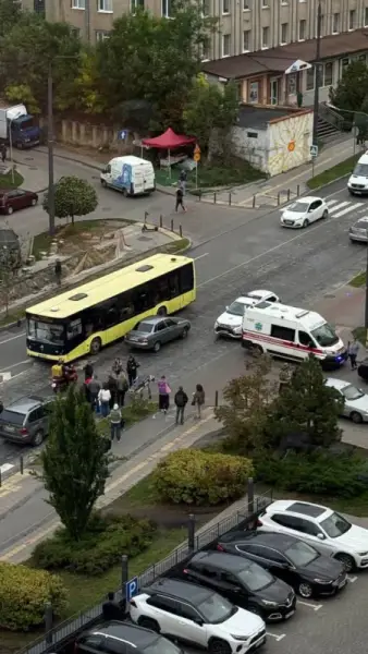 Львів: дівчина в навушниках потрапила під колеса авто
