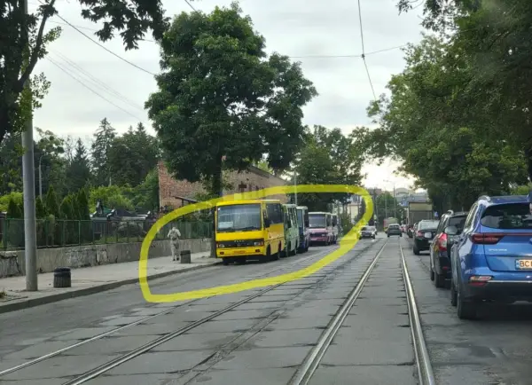 Стихійна автостанція у Львові продовжує функціонувати