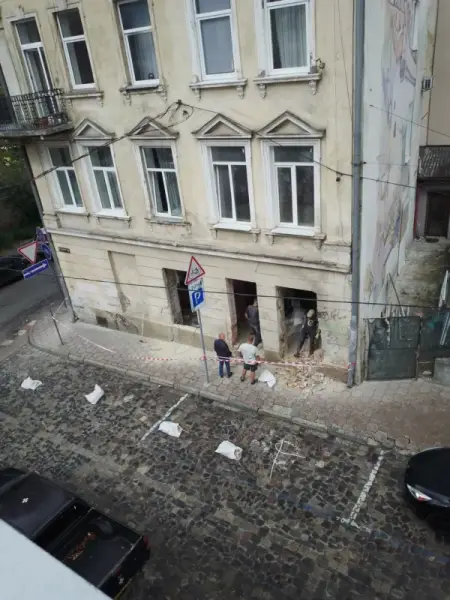 Львів: двері будинку на першому поверсі виламано