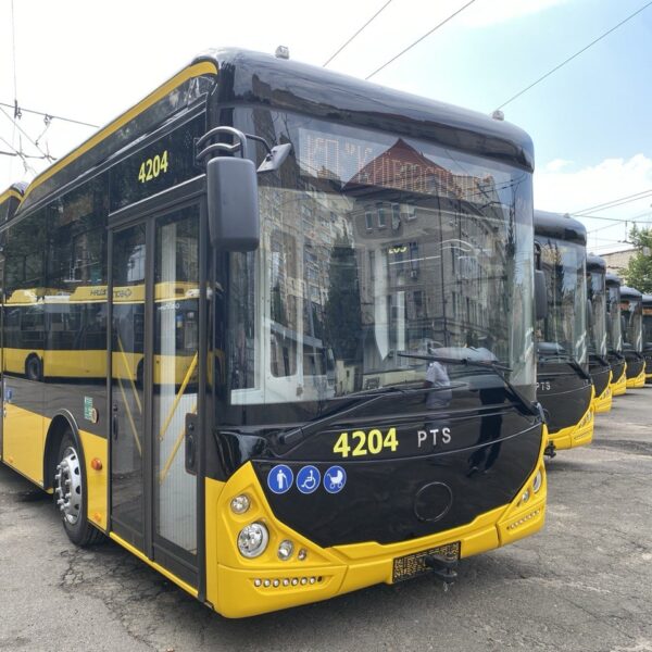 Київ отримав вісім нових низькопідлогових тролейбусів