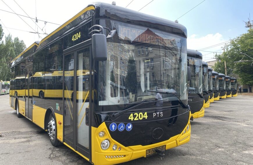 Київ отримав вісім нових низькопідлогових тролейбусів