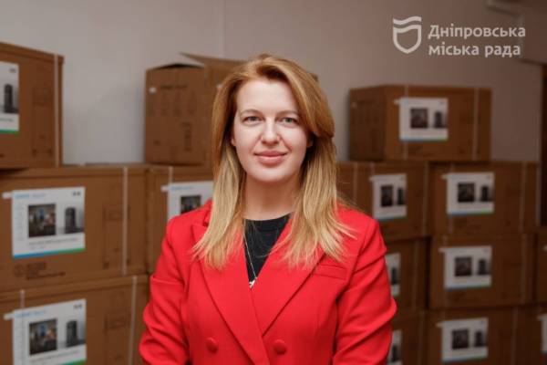 КП «єДніпро» отримало 25 зарядних станцій для забезпечення роботи Єдиної гарячої лінії міста 1530 під час знеструмлень