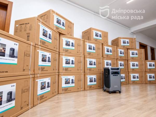 КП «єДніпро» отримало 25 зарядних станцій для забезпечення роботи Єдиної гарячої лінії міста 1530 під час знеструмлень