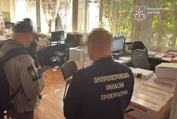 На Дніпропетровщині судитимуть чотирьох поліцейських, які вимагали гроші у підлеглих - 02.10.2026